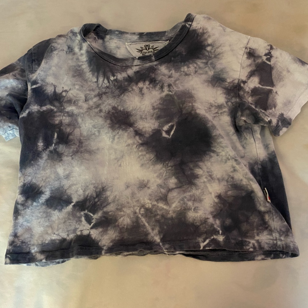 Blue and white tie-die cropped Tee!